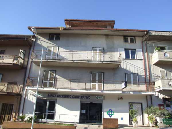 INTERO IMMOBILE AL CENTRO DI APICE
